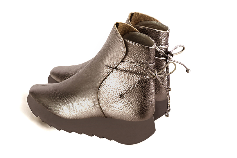 Bronze beige women's ankle boots with laces at the back. Square toe. Low rubber soles. Rear view - Florence KOOIJMAN
